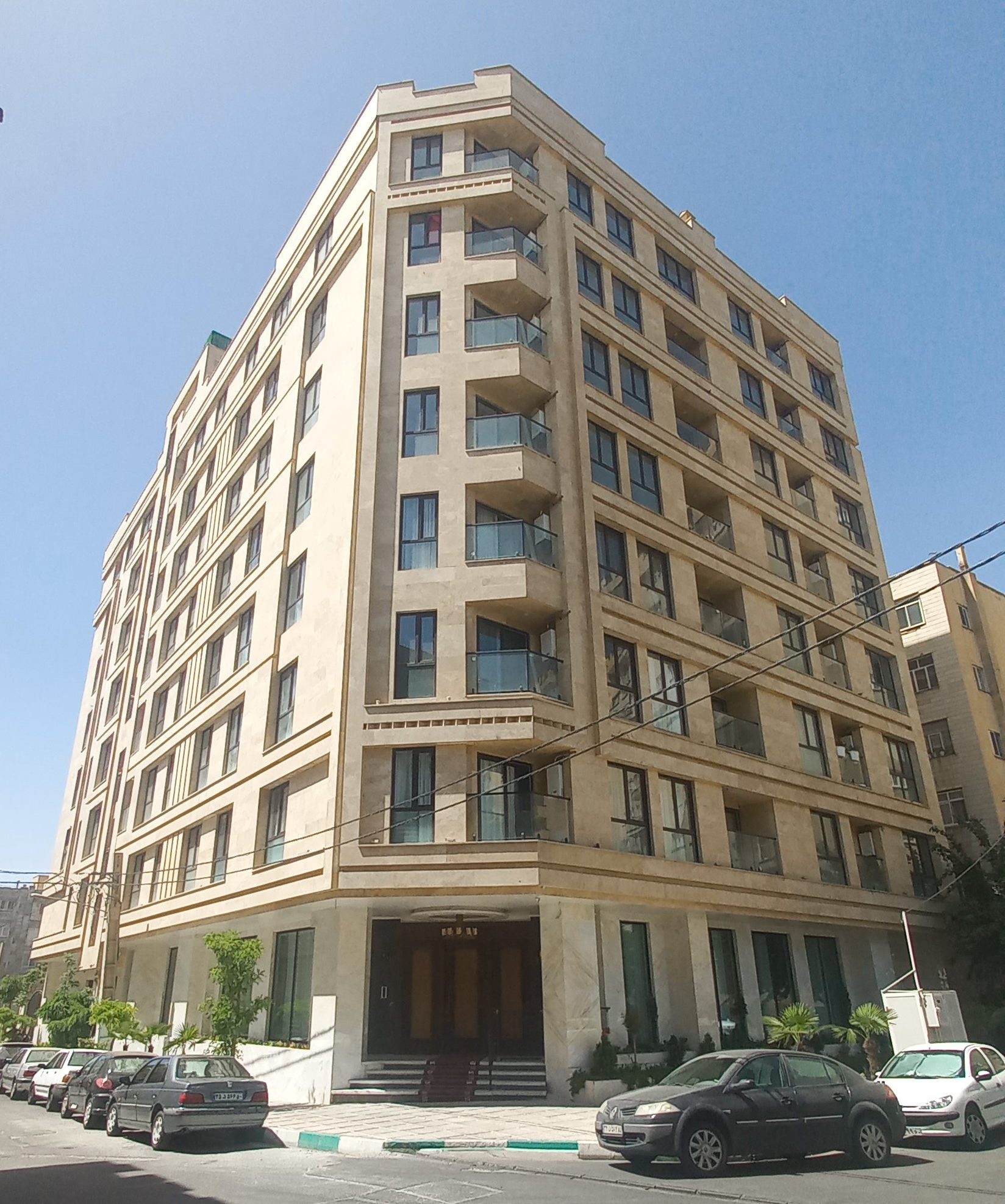 ساختمان مهندس حیدری در باغ فیض تراورتن کرم و اسلب چینی الیگودرز بیانکو